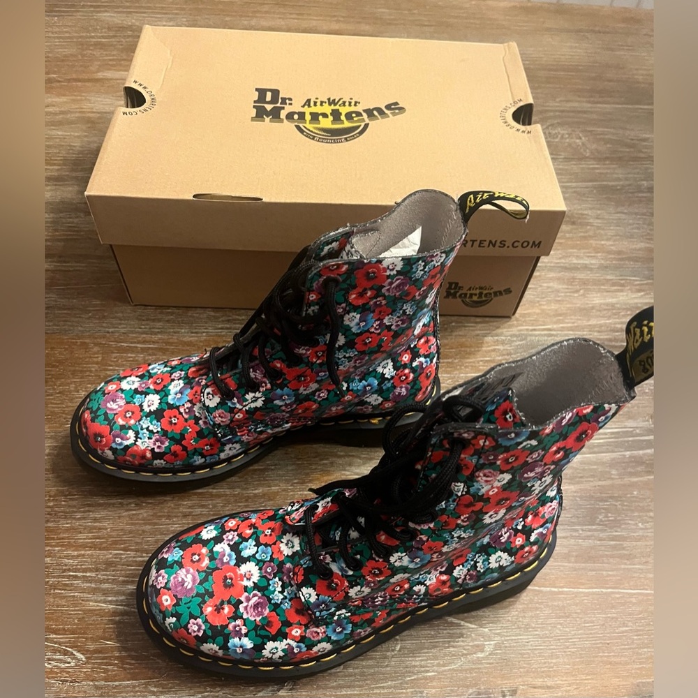 NIB RARE DR. MARTENS WILD POPPY FLORAL PASCAL BOOTS, SIZE 7 (US)
